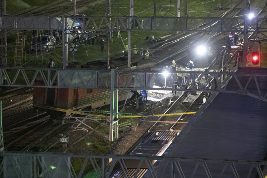 서울역으로 진입하던 무궁화호 열차 1량이 탈선하는 사고가 발생한 2일 밤 서울역 인근 사고 현장에서 관계자들이 복구작업을 벌이고 있다. 연합뉴스